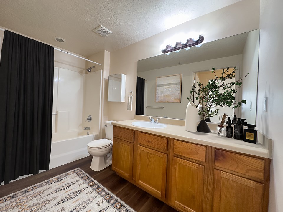Liberty Midtown 1 Bedroom Apartment Salt Lake City, Utah, Carlyle floor plan, bathroom with bathtub,
