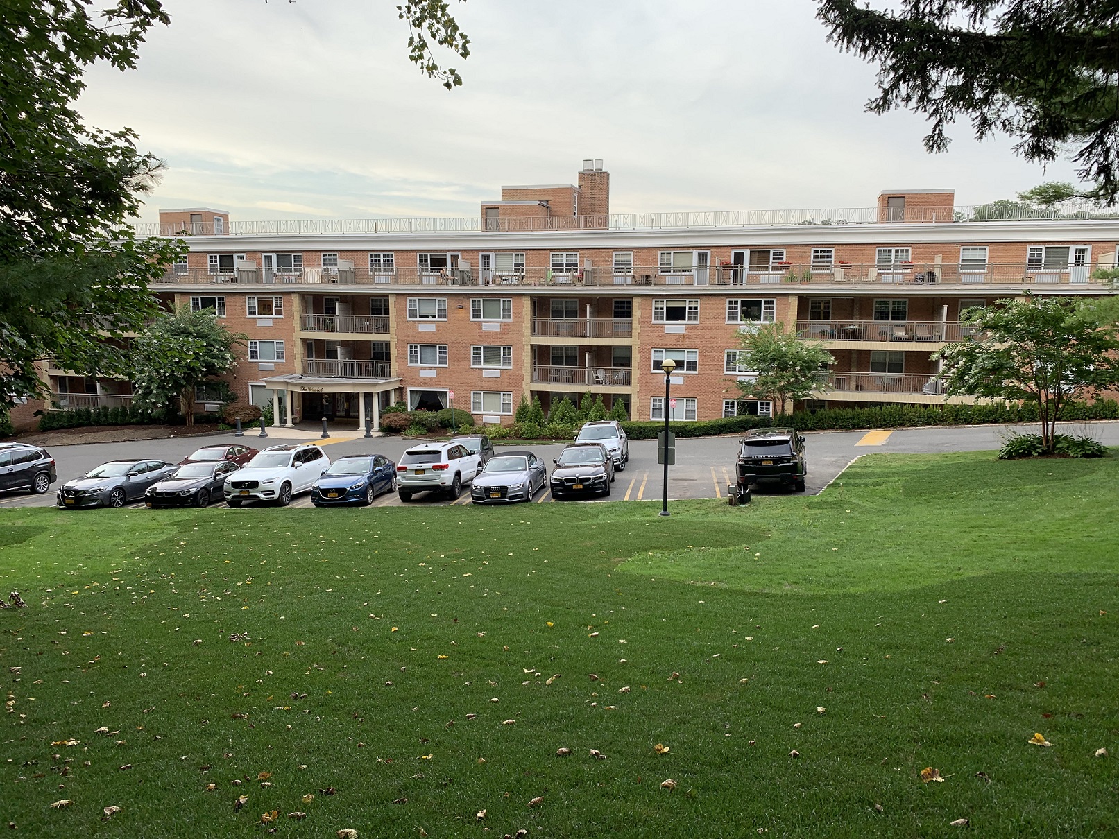 The Chalet Apartments No Fee, full service, luxury apartments in