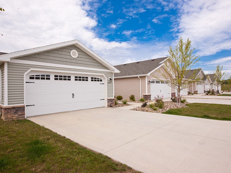 Fort Wayne IN Apartment Rentals Redwood Williamsburg Village Two Car Garage