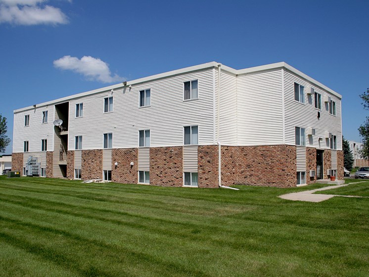 Griffin Court Apartment Community | Moorhead, MN