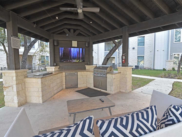 resident outdoor dining area in san antonio apartments