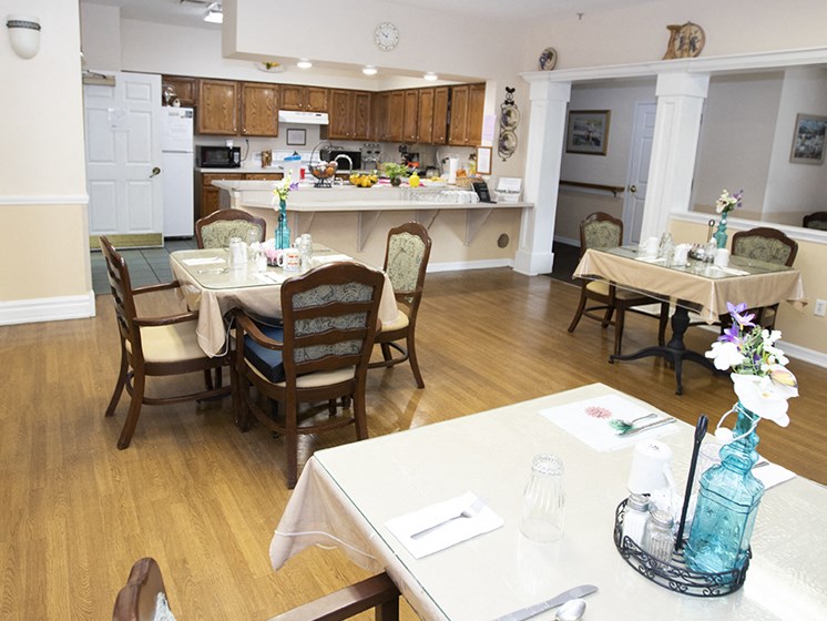 Entertaining Kitchen And Dining at Savannah Court & Cottage of Oviedo, Oviedo, Florida