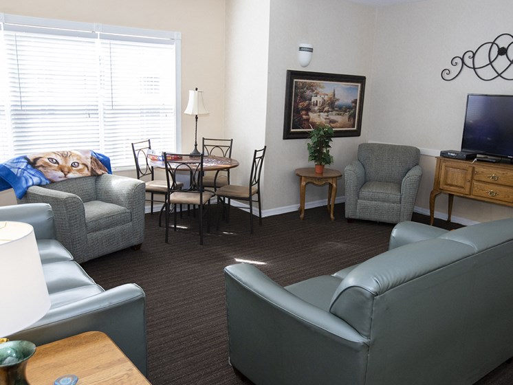 Resident Lounge with Media at Savannah Court & Cottage of Oviedo, Oviedo