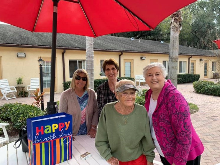 Seniors Enjoying In Outdoors at Savannah Court of Bartow, Bartow, FL, 33830