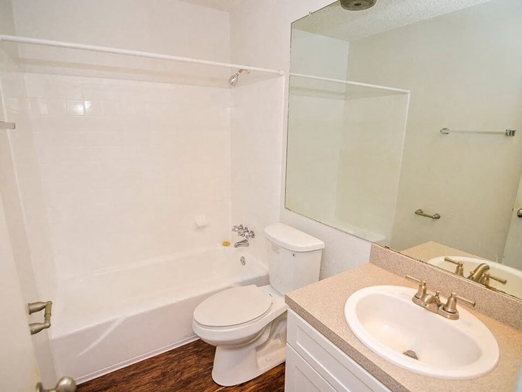 large bathroom in Baton Rouge Apartments