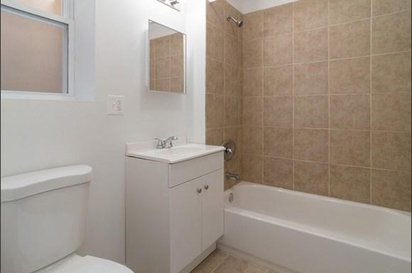 Bathroom of West Garfield Park Apartments | Pangea Real Estate