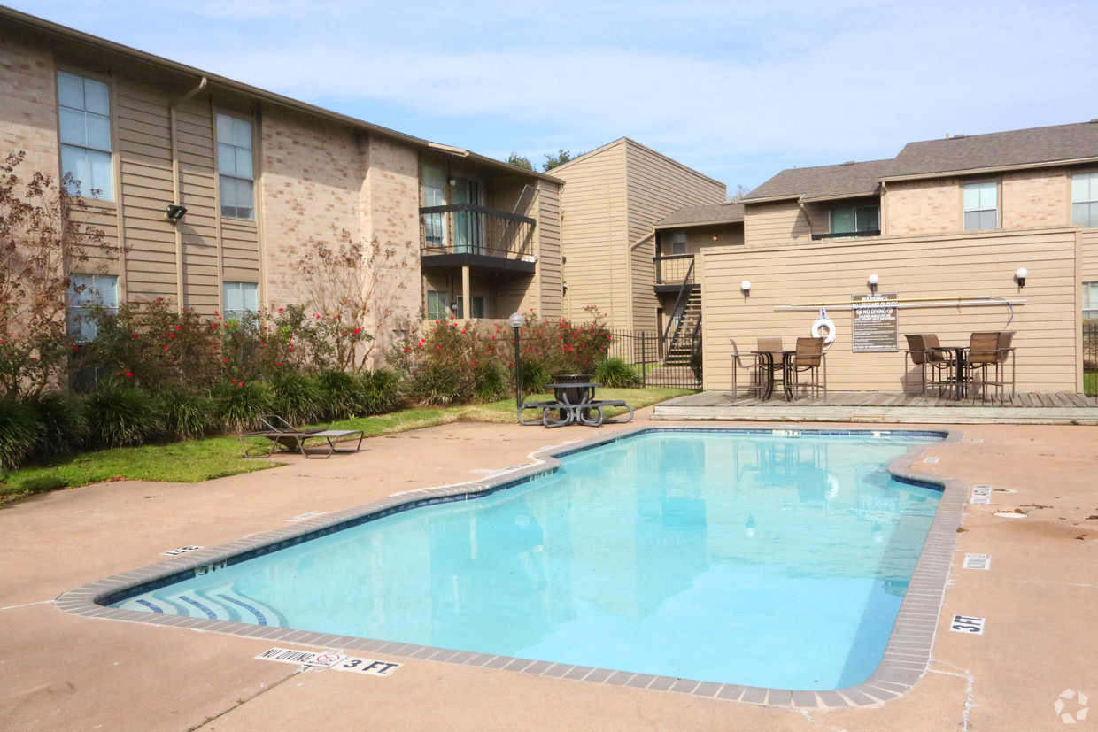 Bayou Bend Apartments in Rosenberg, TX