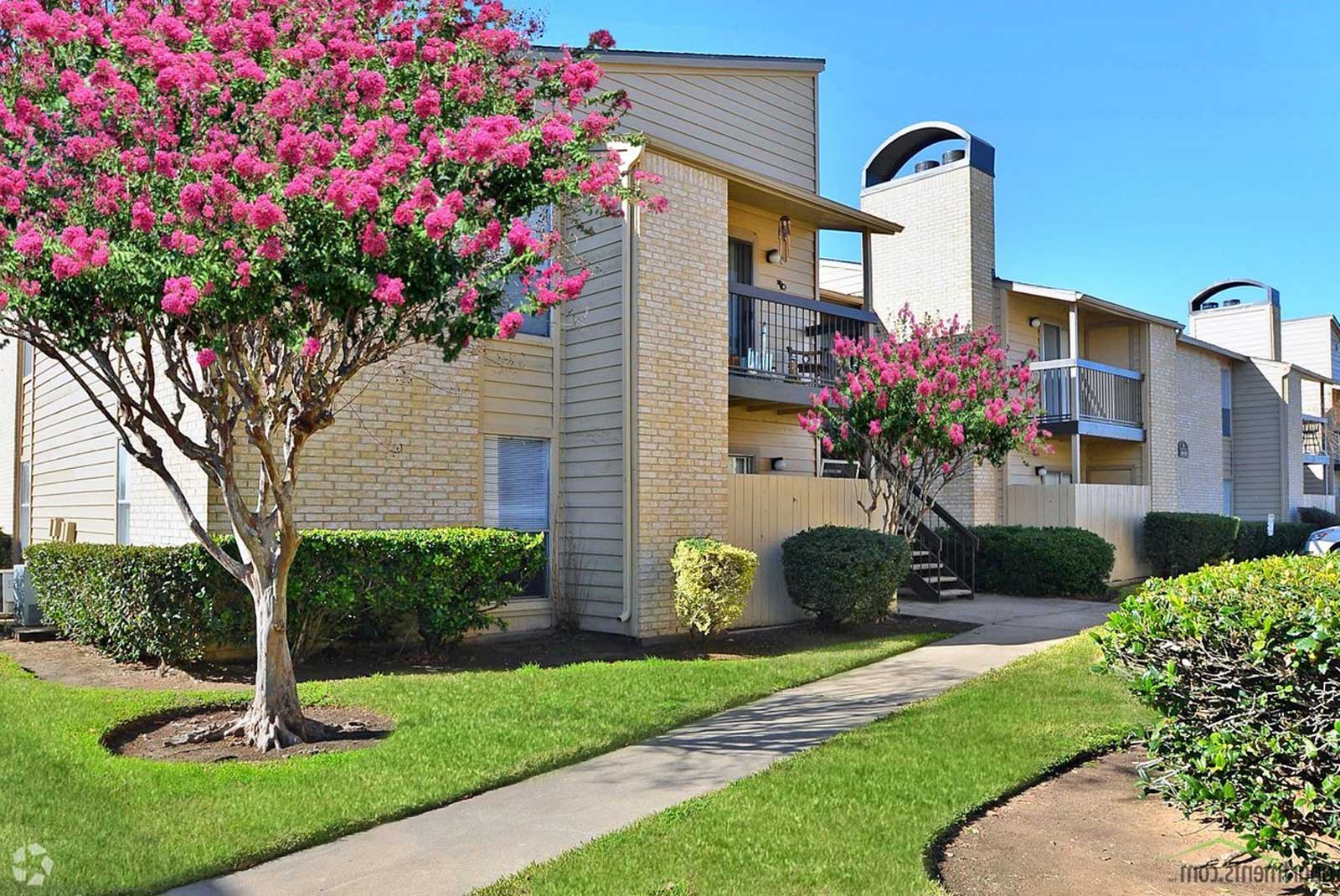 Carriage Glen Apartments in Rosenberg, TX